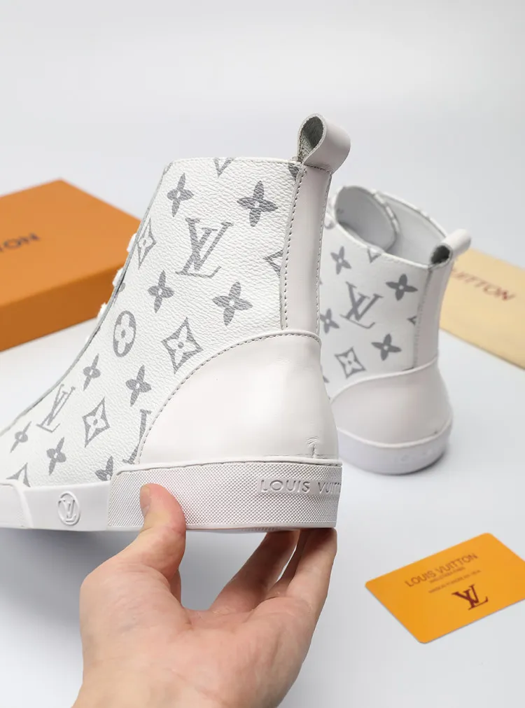 Factory price: 400💰LV official website popular series 🇮🇹🇮🇹1:1 production, selected high-end imported cowhide, sheepskin padding inside sheepskin, paired with Louis Vuitton Monogram Ecli men's shoes 💰se canvas and pure black rubber soles, the ultimate simple design, the perfect interpretation of the latest inspiration for shoes, the integration of classics and fashion, 🔍🔍high quality, worthy of your possession. The bottom car line will never be unglued. Sellers are welcome to sell as shown in the picture above. We can send one piece on behalf of you. The code number is 38-44 (45 codes can be customized)